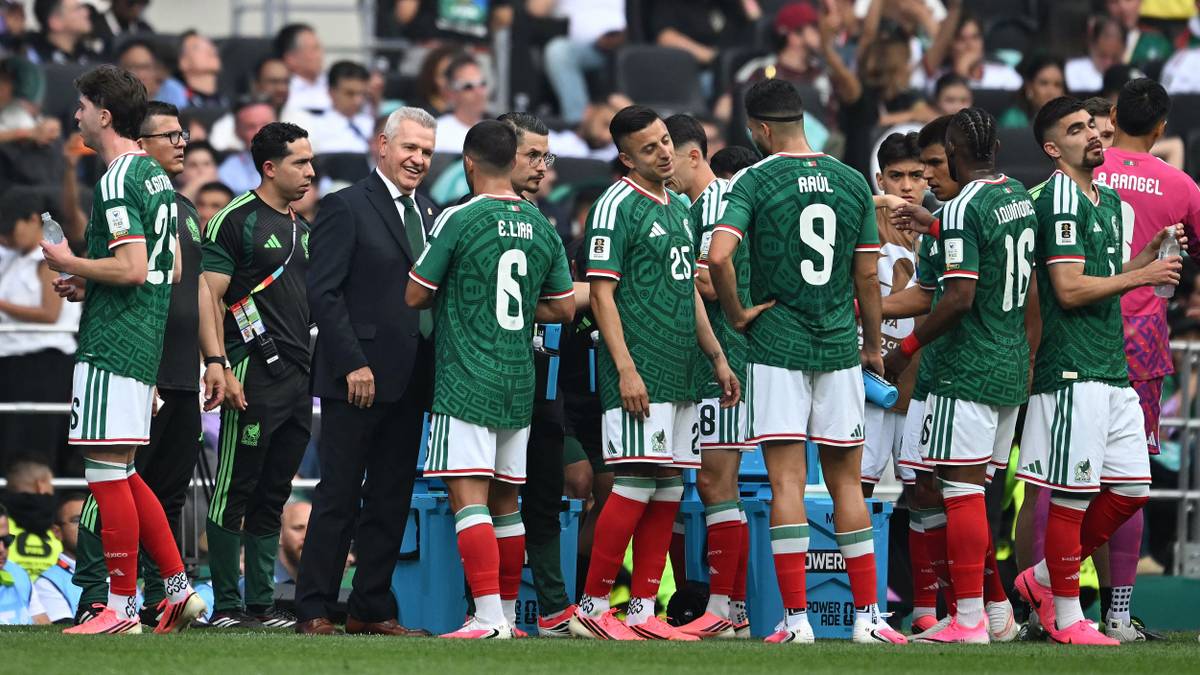 César Montes expulsado en el debut del Tri