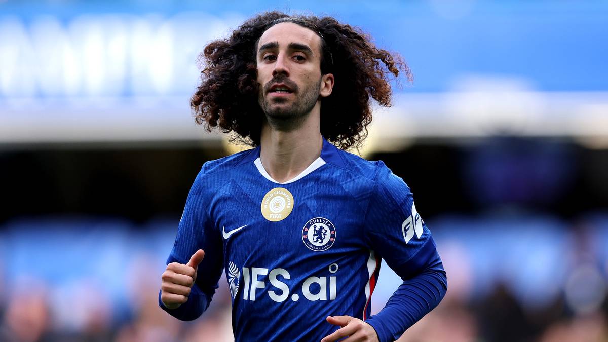 Marc Cucurella durante un partido con el Chelsea
