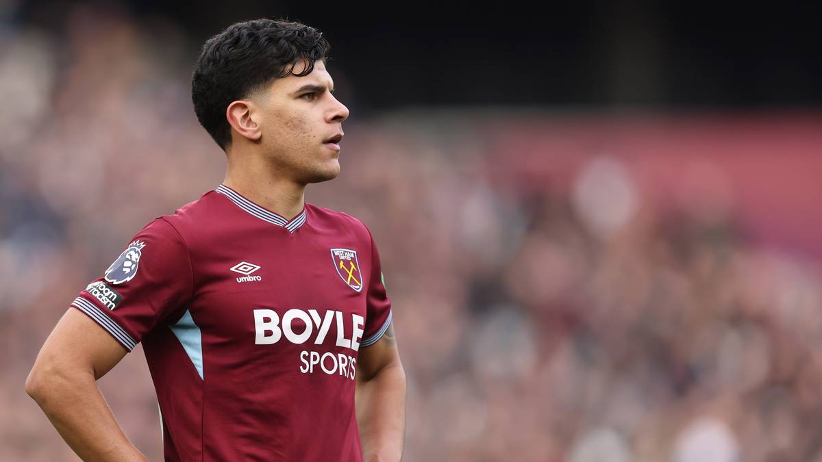 Mediocampista durante un partido de la Premier League