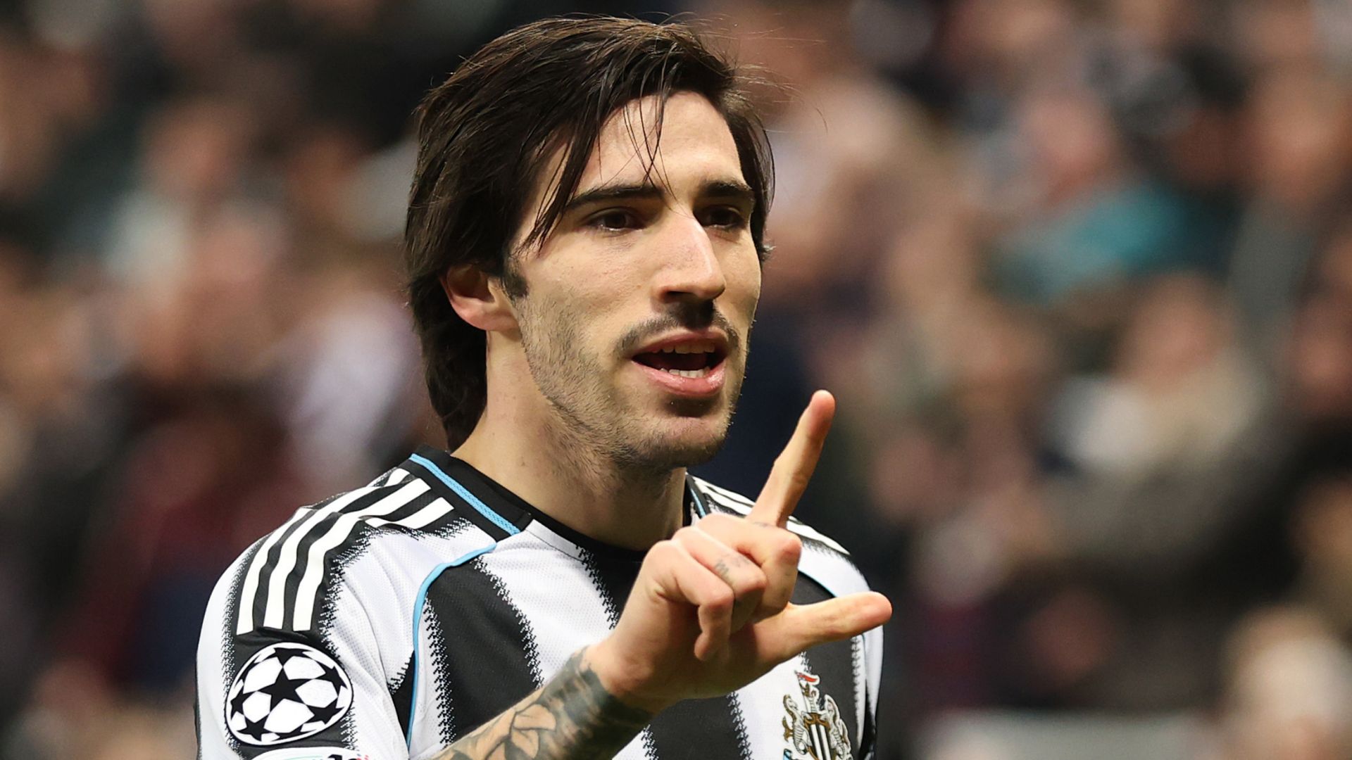 Bruno Guimarães durante un partido con el Newcastle