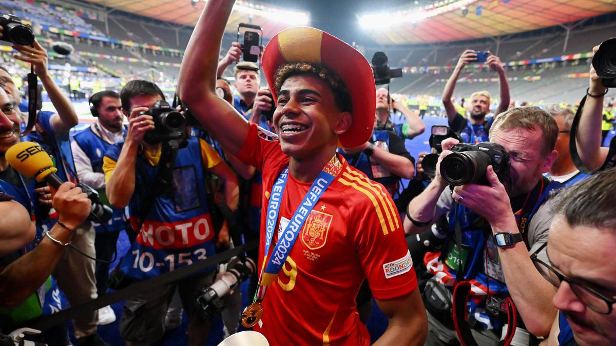 Lamine Yamal con la camiseta de la selección de España