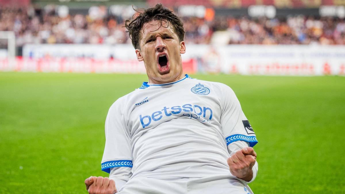 Christos Tzolis durante un partido con el Club Brugge