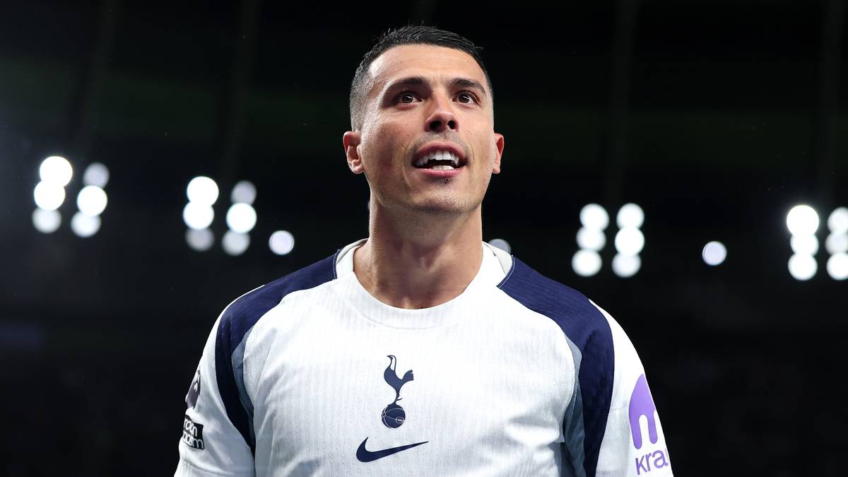 Pedro Porro celebrando un gol con el Tottenham