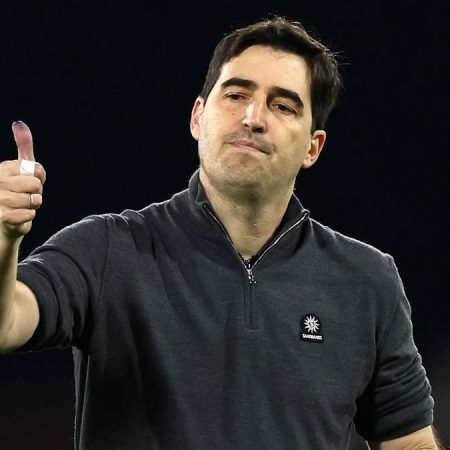 Andoni Iraola toma el mando del Liverpool: inicia la limpieza del cuerpo técnico de Arne Slot