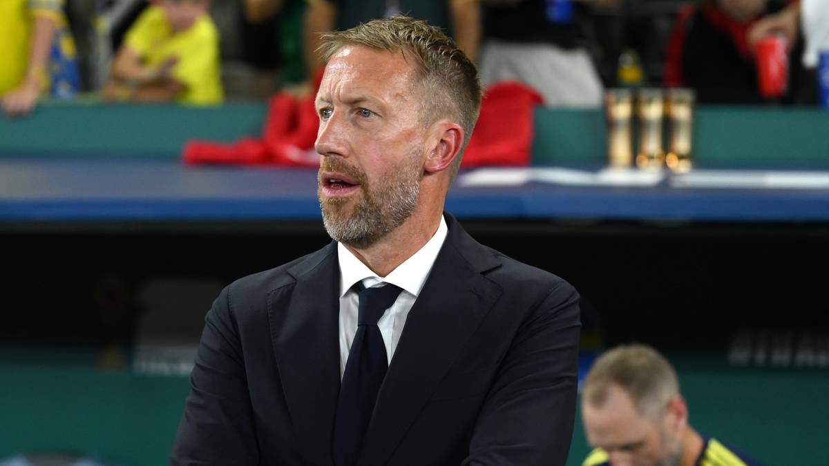 Graham Potter con la oreja sangrando en el banquillo