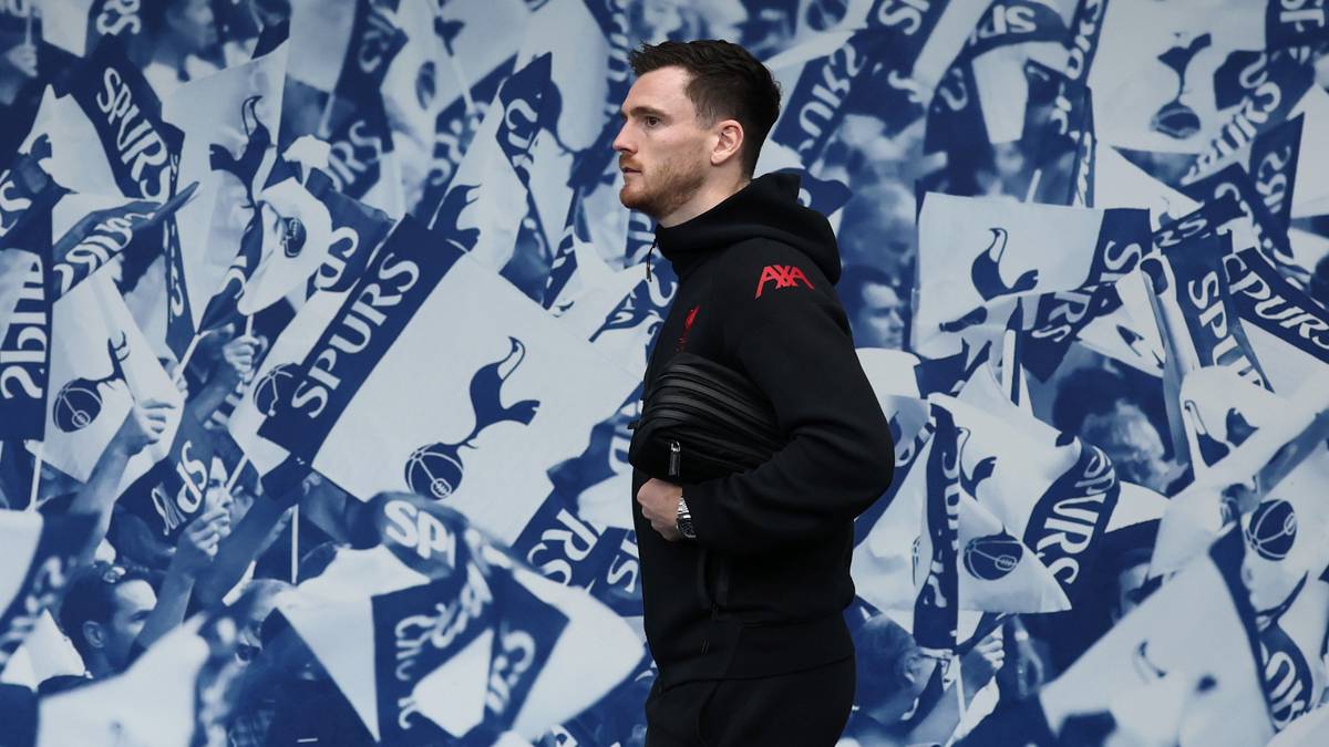 Andrew Robertson con el brazalete de capitán del Liverpool