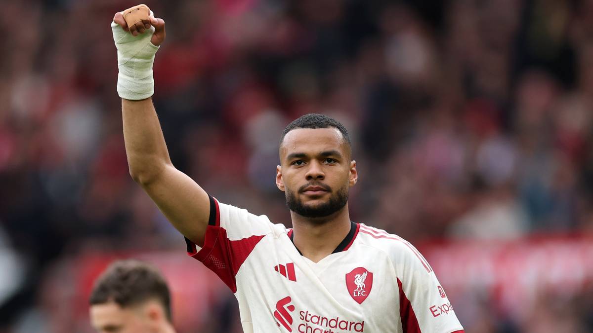 Gakpo durante un partido con el Liverpool