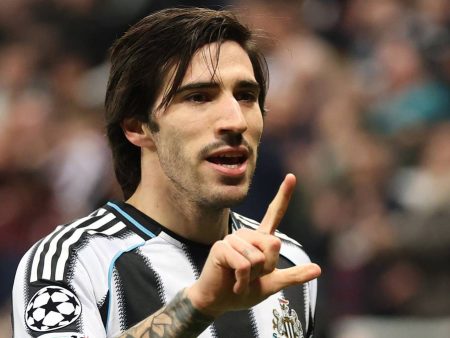 Sandro Tonali durante un partido del Newcastle 2025-26