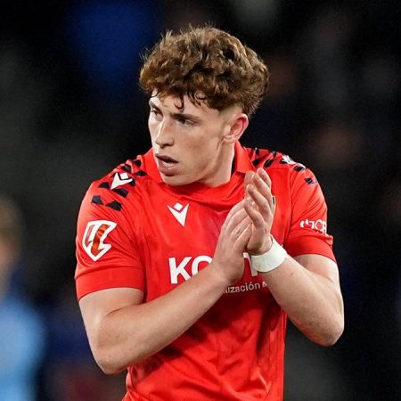Liverpool se le anticipa al Newcastle: paga 40 M€ por Víctor Muñoz y arranca la era Iraola