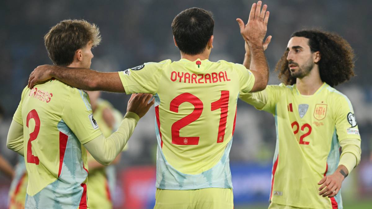 Marc Cucurella con la camiseta de España en un partido de clasificación al Mundial 2026