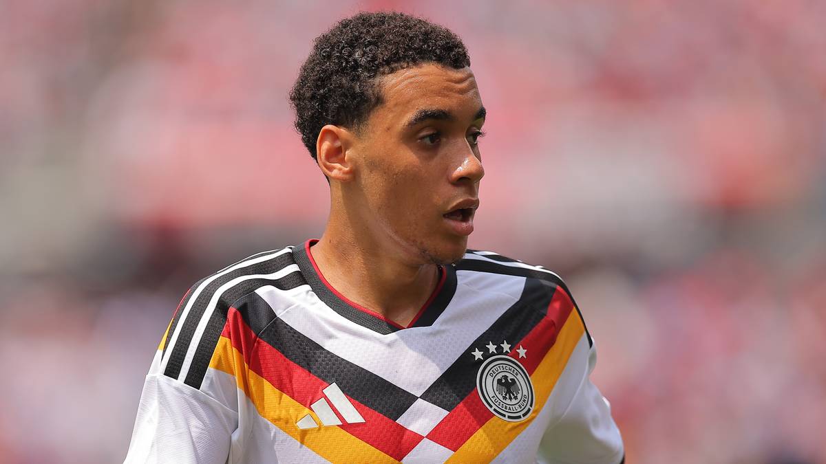 Jamal Musiala con la camiseta de Alemania