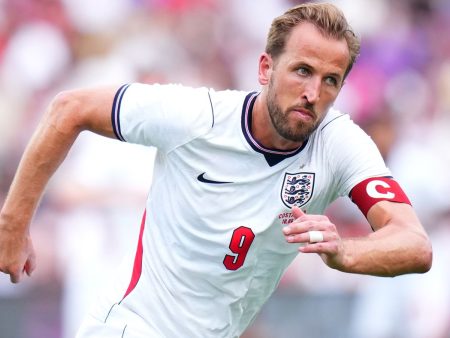 Harry Kane delantero de Inglaterra en accion con la seleccion