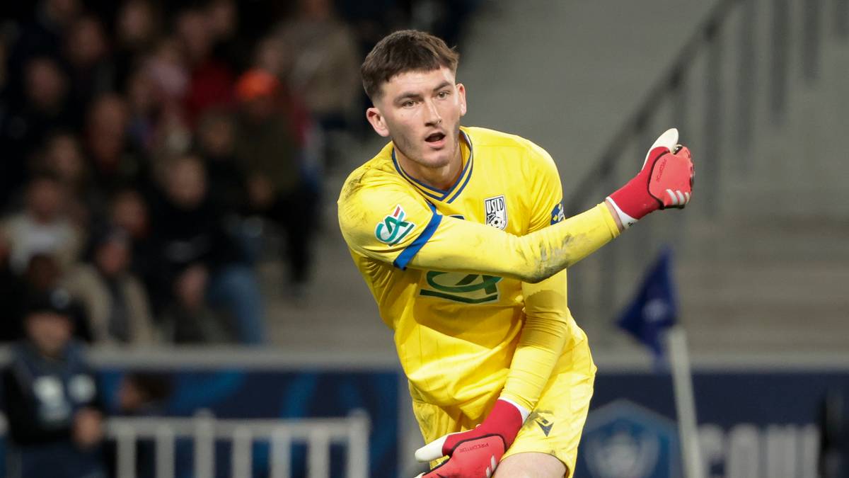 Ewen Jaouen durante un partido con el Reims