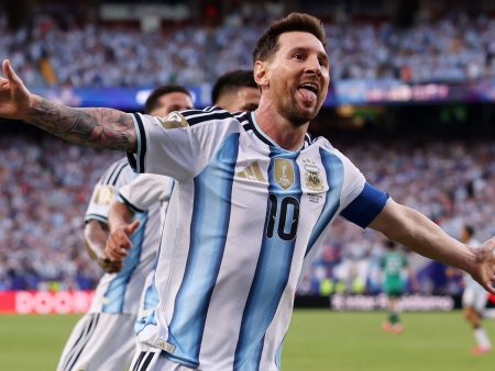 Lionel Messi jugador argentino levantando brazos tras marcar gol