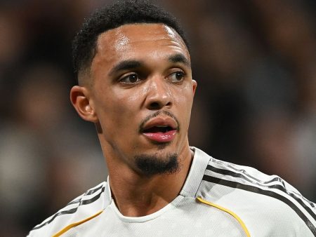 Trent Alexander-Arnold defensa del Real Madrid con la camiseta blanca