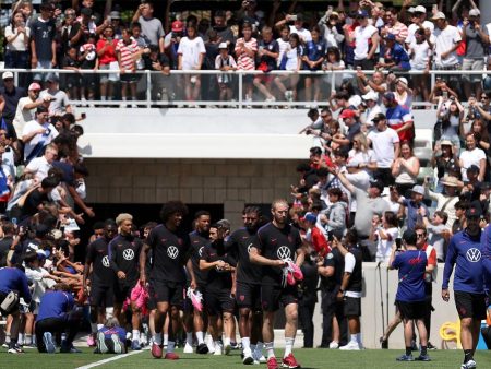 Portada: El USMNT ya está en su burbuja: 5,500 aficionados reciben al equipo en Irvine