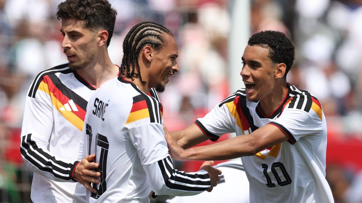Jugadores del USMNT y Alemania en un momento tenso del partido