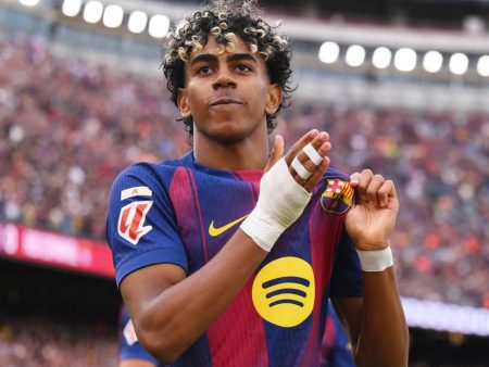 Portada: Yamal revela el origen de su vendaje: un PlayStation, una televisión y un guiño a Benzema