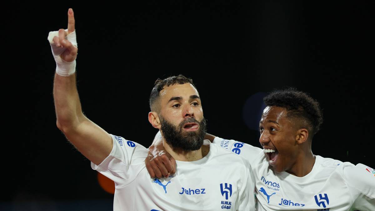Lamine Yamal con la mano vendada en un partido de LaLiga