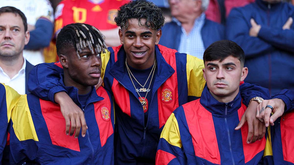Lamine Yamal y Nico Williams entrenando con la selección española