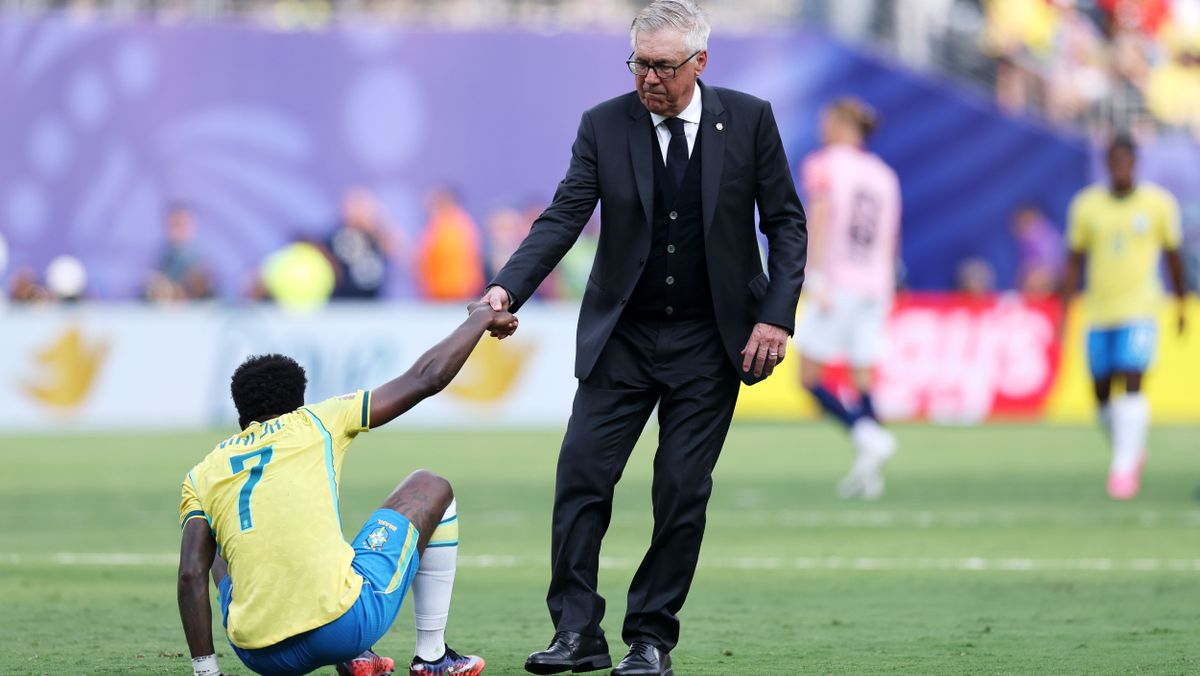 Carlo Ancelotti en la banda durante la derrota de Brasil ante Noruega