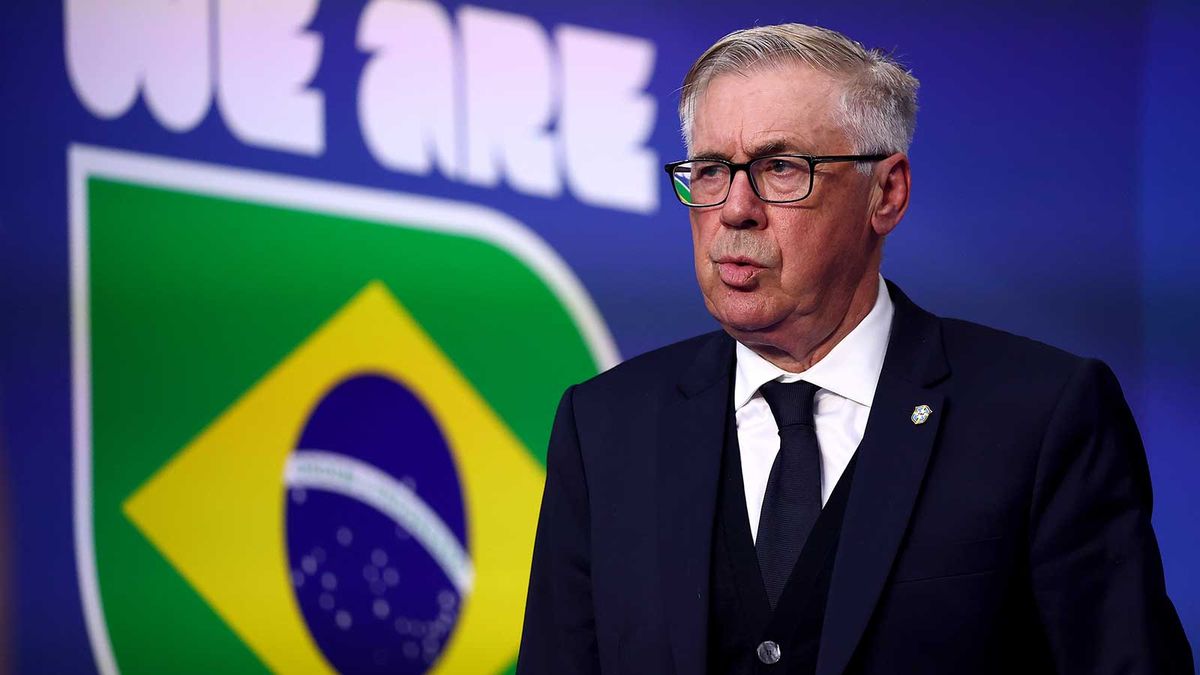 Carlo Ancelotti en la banca de Brasil durante el partido contra Noruega