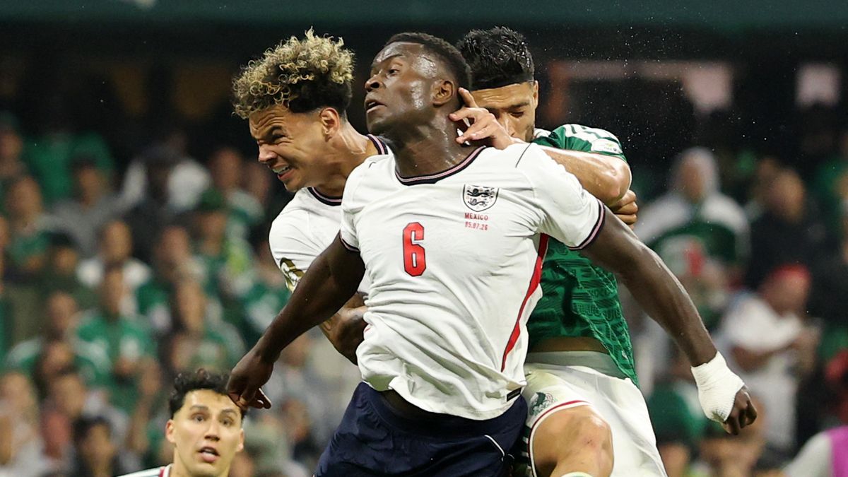 Jude Bellingham protesta una decisión arbitral durante el Inglaterra vs México