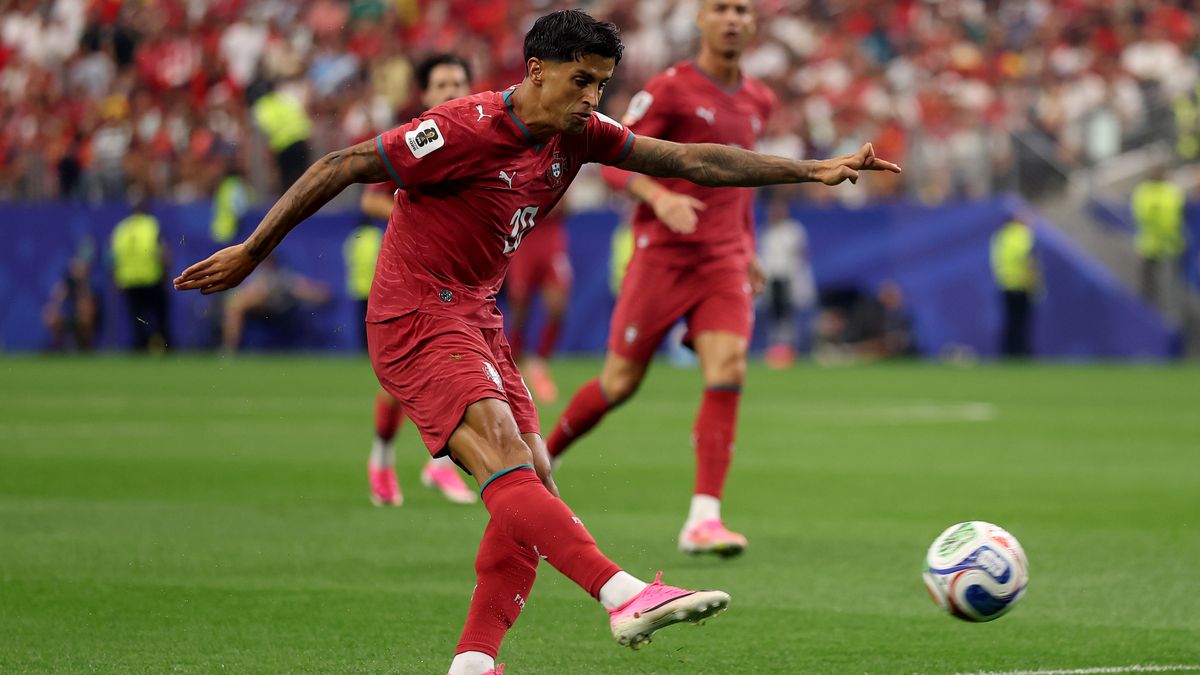Diogo Costa realizando una parada durante el Portugal vs España