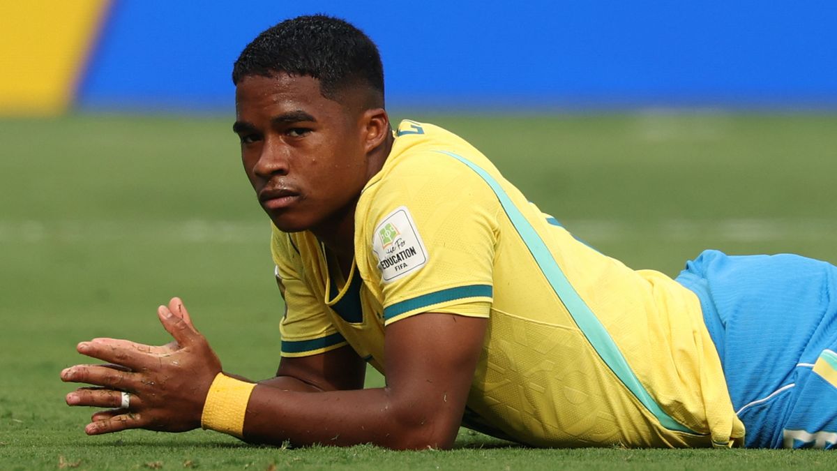 Endrick lamentándose tras fallar una ocasión clara en el partido contra Noruega