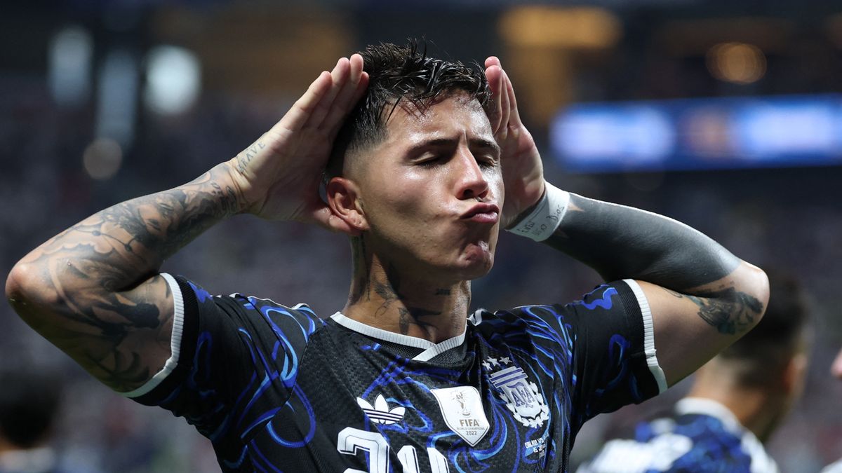 Enzo Fernández de Chelsea en acción con la selección durante el Mundial