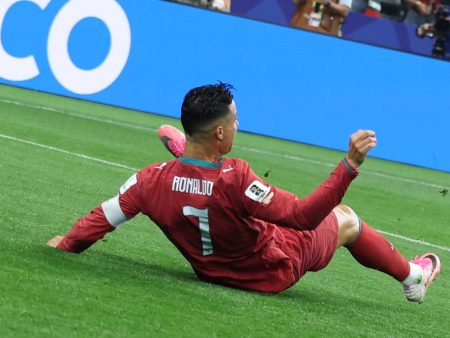 Celebracion oficial de Espana con lona burlando a Cristiano Ronaldo tras el Mundial 2026