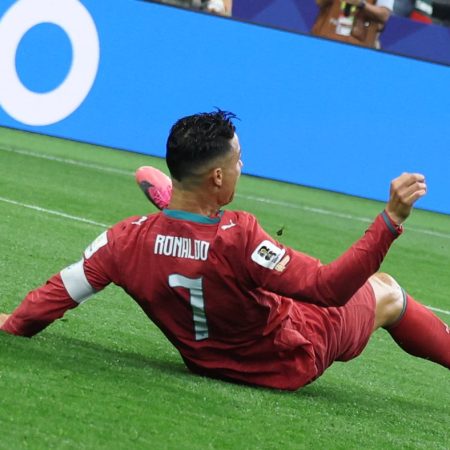 Celebracion oficial de Espana con lona burlando a Cristiano Ronaldo tras el Mundial 2026