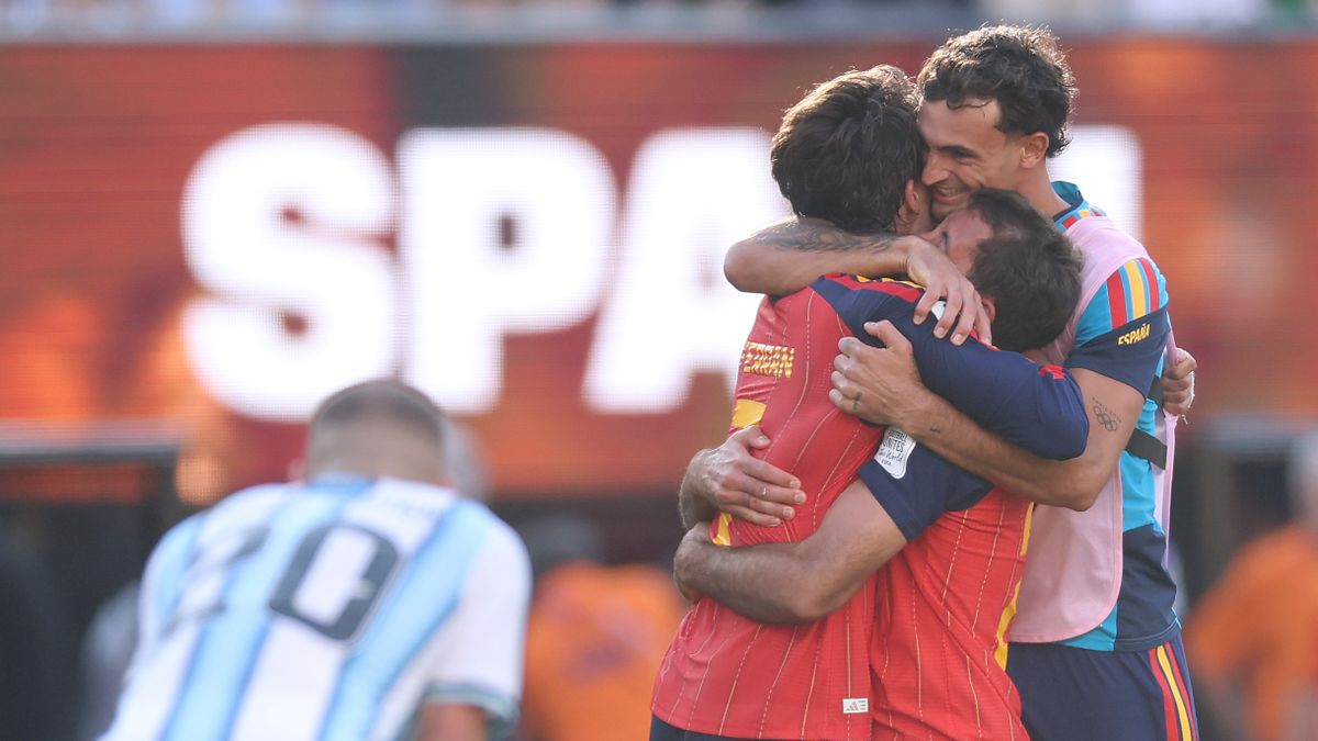 Jugadores de España celebrando el récord de 35 partidos invictos