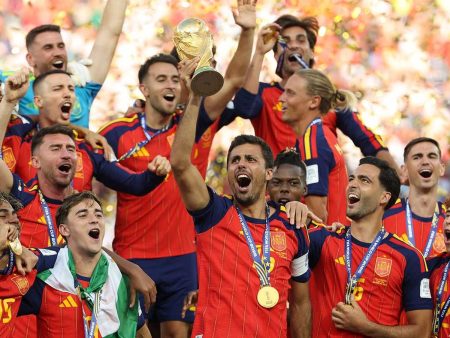 Seleccion de Espana celebrando el record historico de invictos