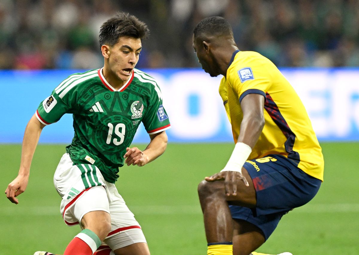 Gilberto Mora en acción con la selección mexicana durante un partido del Mundial 2026