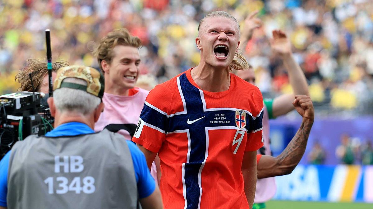 Erling Haaland festejando con sus compañeros de Noruega tras eliminar a Brasil