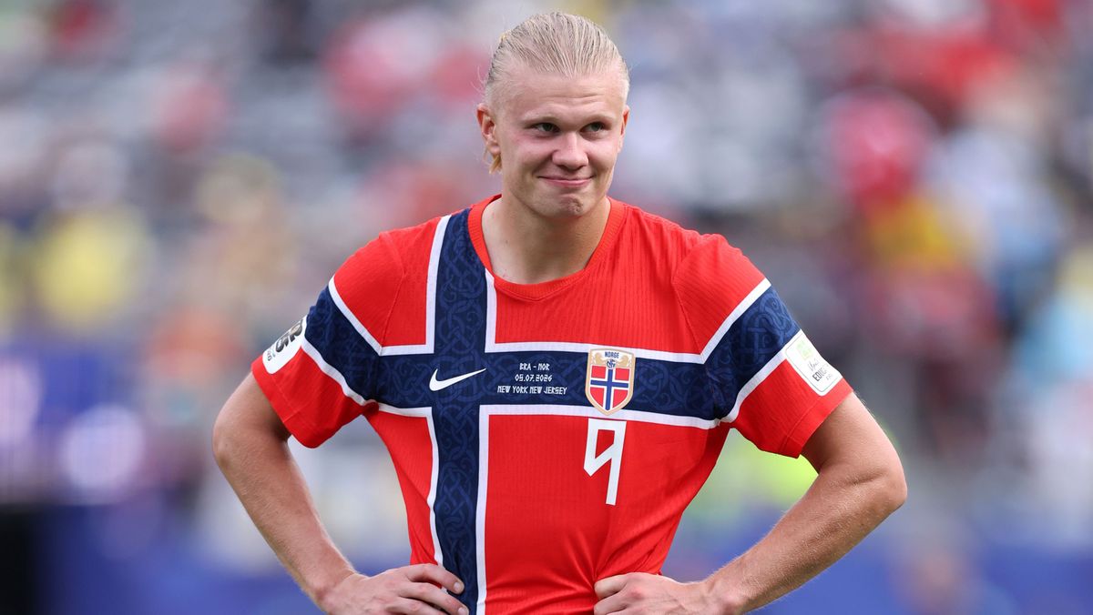 Erling Haaland celebrando con Noruega tras eliminar a Brasil