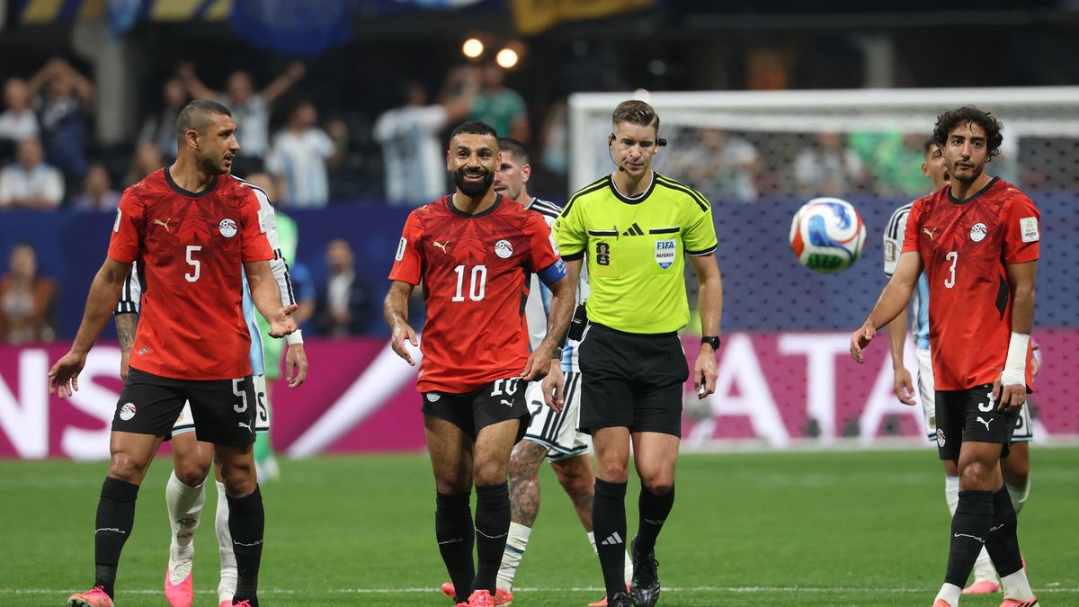 Hossam Hassan protestando airadamente durante el partido contra Argentina