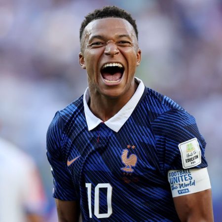 Deschamps defiende a Mbapp\u00E9 tras los insultos racistas: “Kylian est\u00E1 bien”