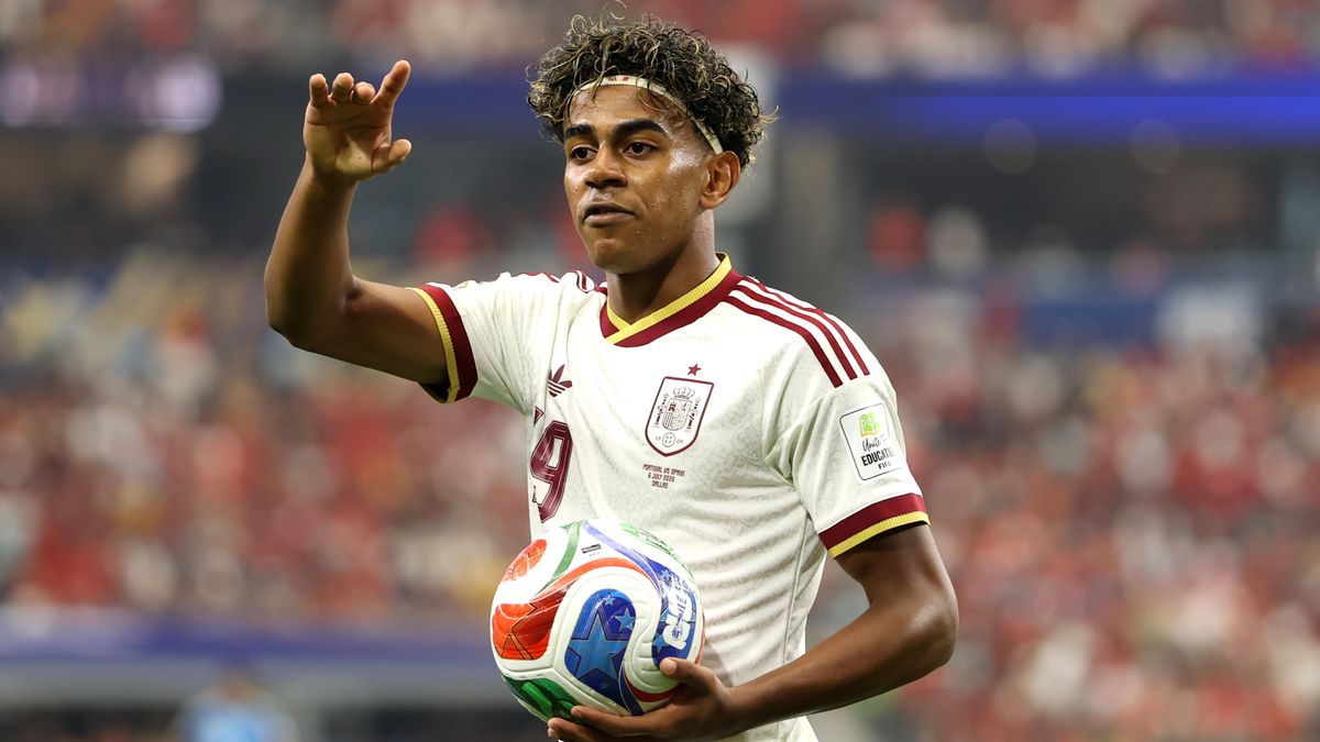 Lamine Yamal en acción con la selección española