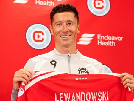 Robert Lewandowski delantero del Barcelona celebrando gol