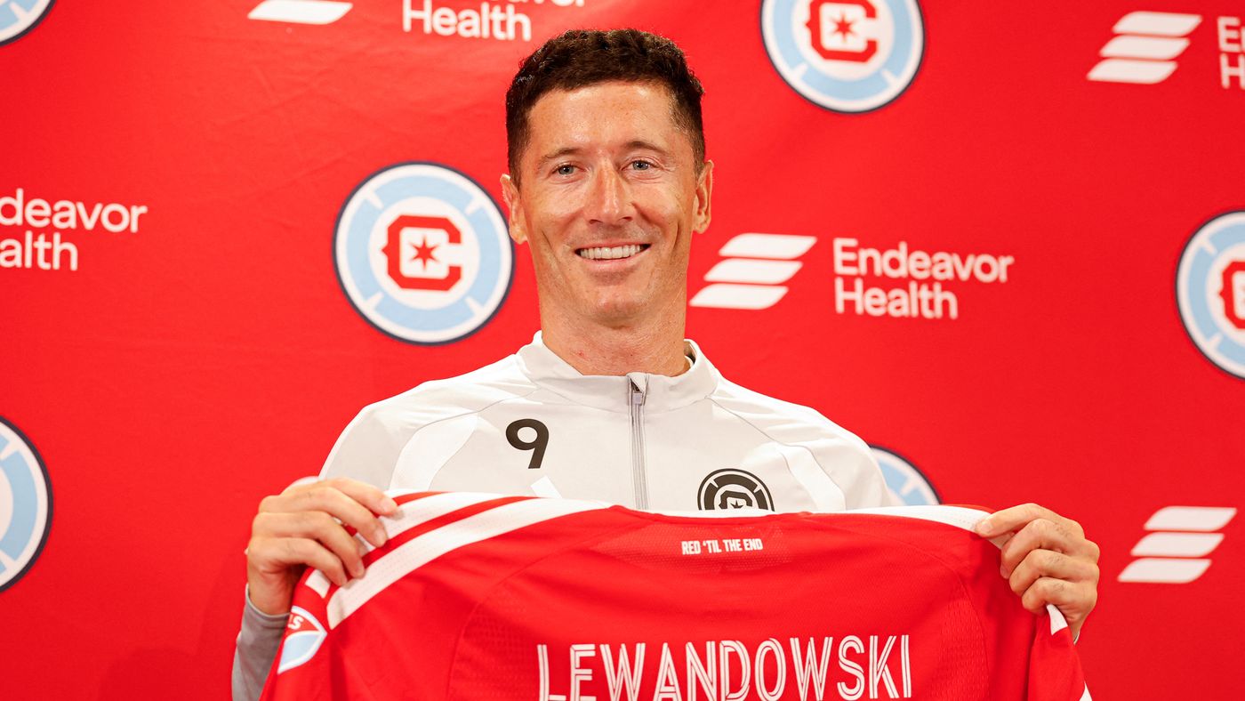 Robert Lewandowski delantero del Barcelona celebrando gol