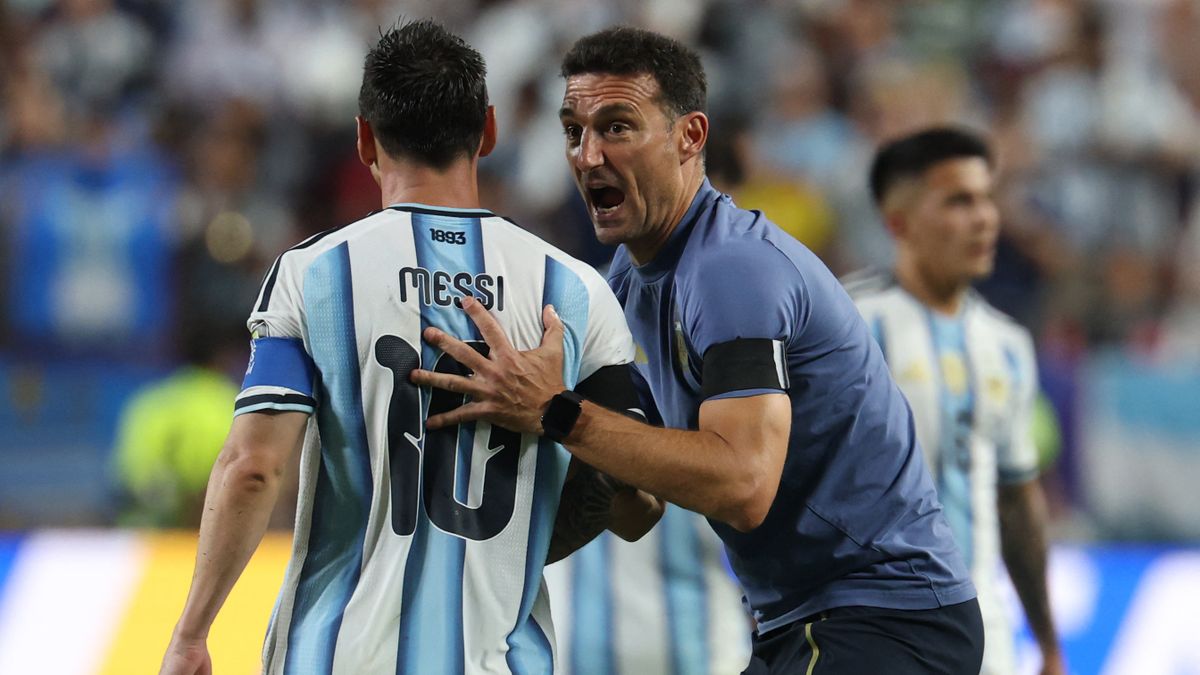 Lionel Messi rompiendo en llanto con la camiseta de Argentina tras perder la final