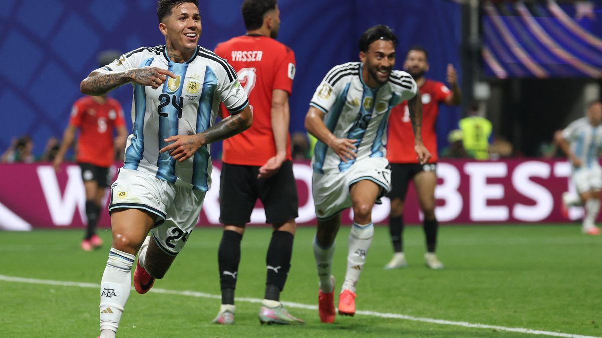 Messi y Scaloni durante el partido contra Egipto en el Mundial 2026