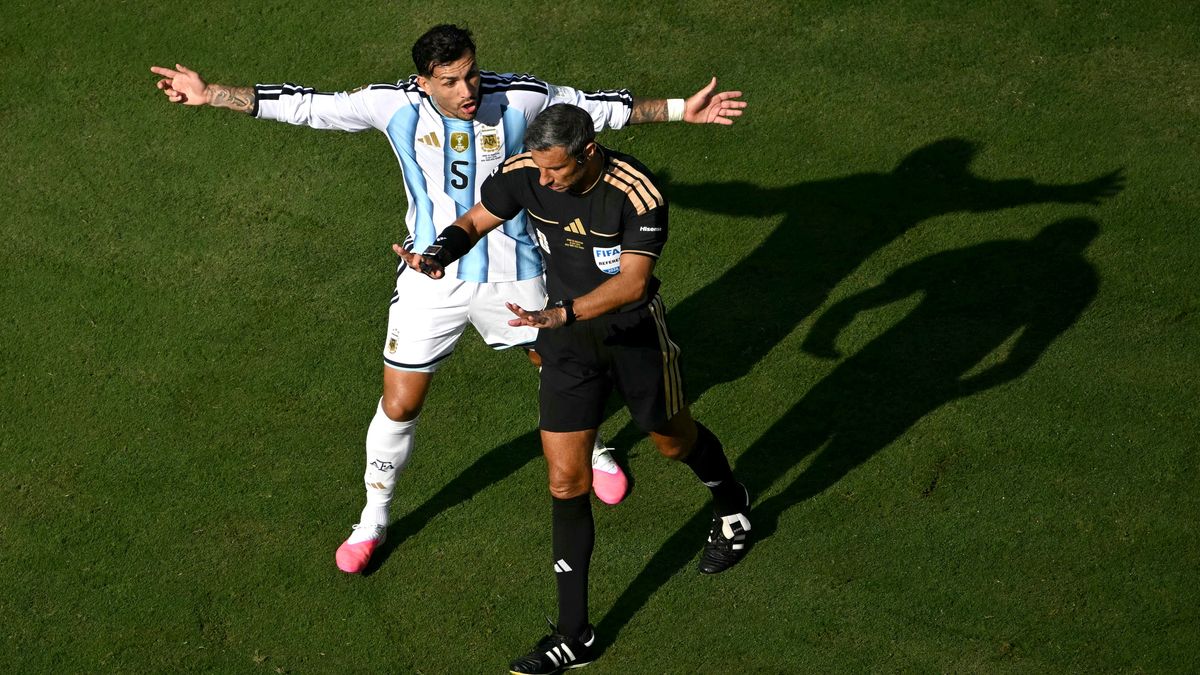 Leandro Paredes con gesto polémico durante la ceremonia del Mundial 2026