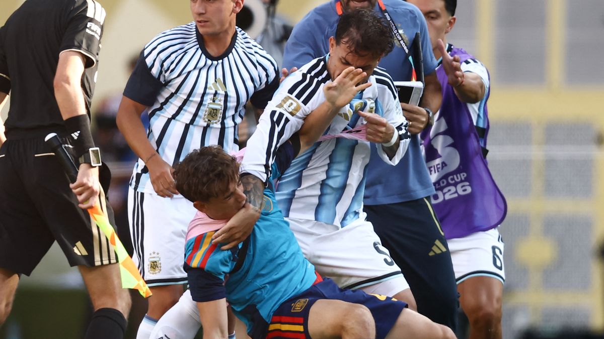Leandro Paredes leaving the field after the 2026 World Cup final