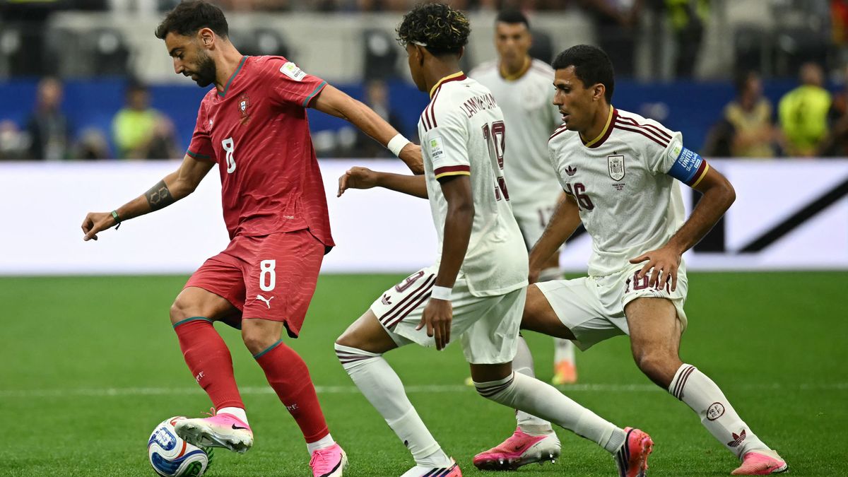 Joao Neves y Vitinha en el mediocampo de Portugal contra España