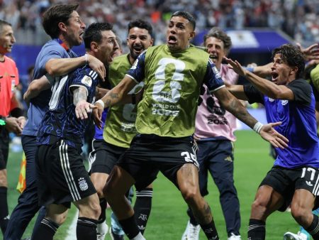 Lionel Scaloni alabando a Lionel Messi antes de la final del Mundial