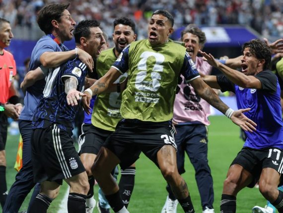 Lionel Scaloni alabando a Lionel Messi antes de la final del Mundial