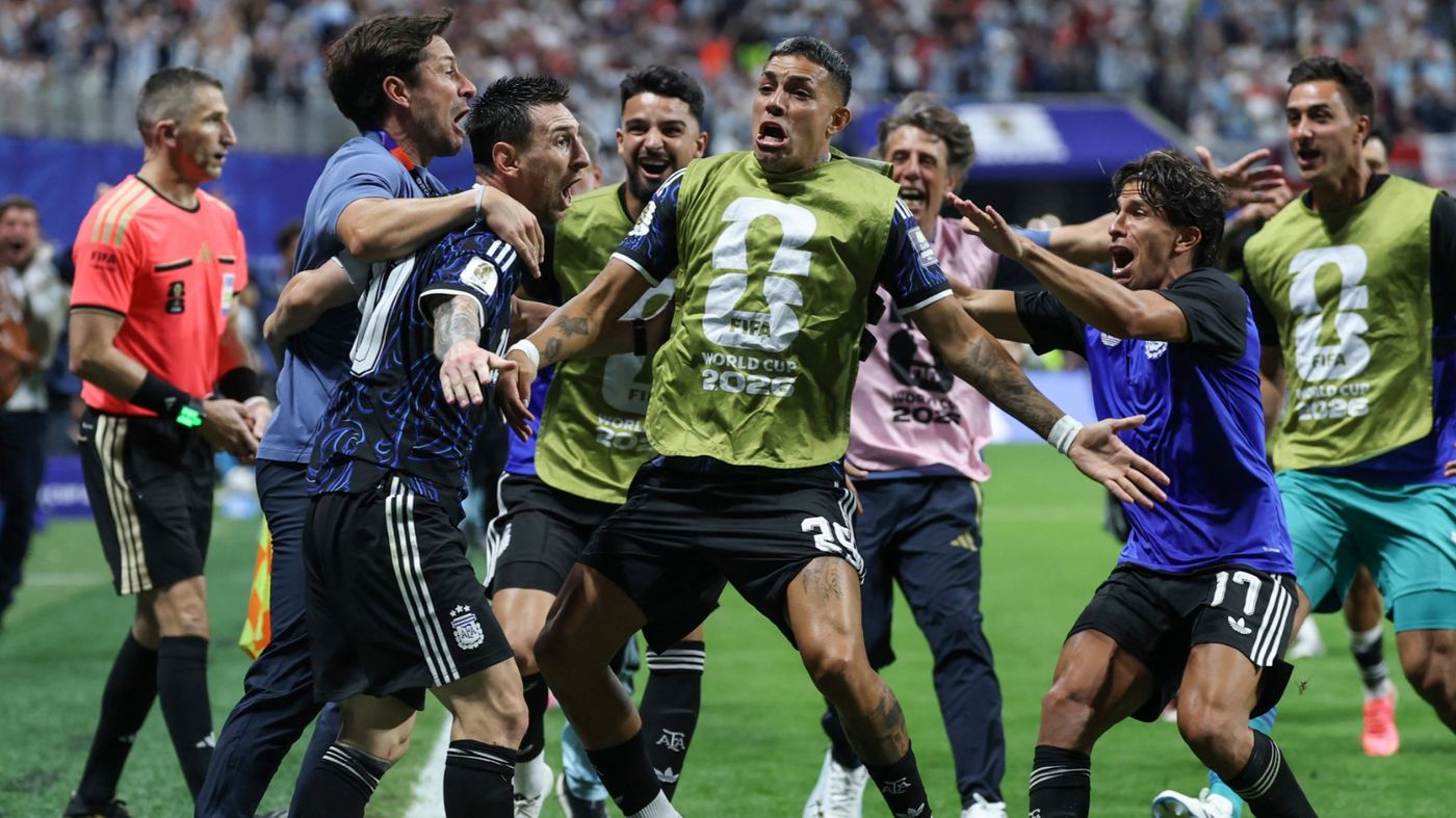 Lionel Scaloni alabando a Lionel Messi antes de la final del Mundial